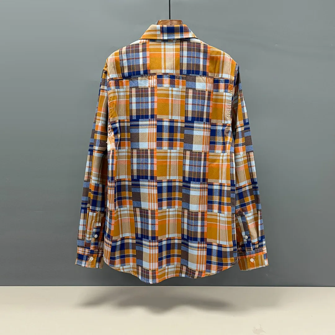 🅿️310 Ralph Lauren/Ralph Lauren cotton plaid shirt is made of 100% pure cotton. The cotton fiber is naturally mild and non-irritating to the skin. It is suitable for people of all skin types. The high-density weaving method gives the fabric a crisp texture and is not easy to deform and pill. It can still maintain a neat fit after multiple washings. It is durable and has a loose fit. The upper body is three-dimensional and the lines are smooth and natural. From the shoulder line to the waistline to the hem, the line transition is smooth without unnecessary wrinkles or accumulation. Overall neat and comfortable. Size: S M L XL